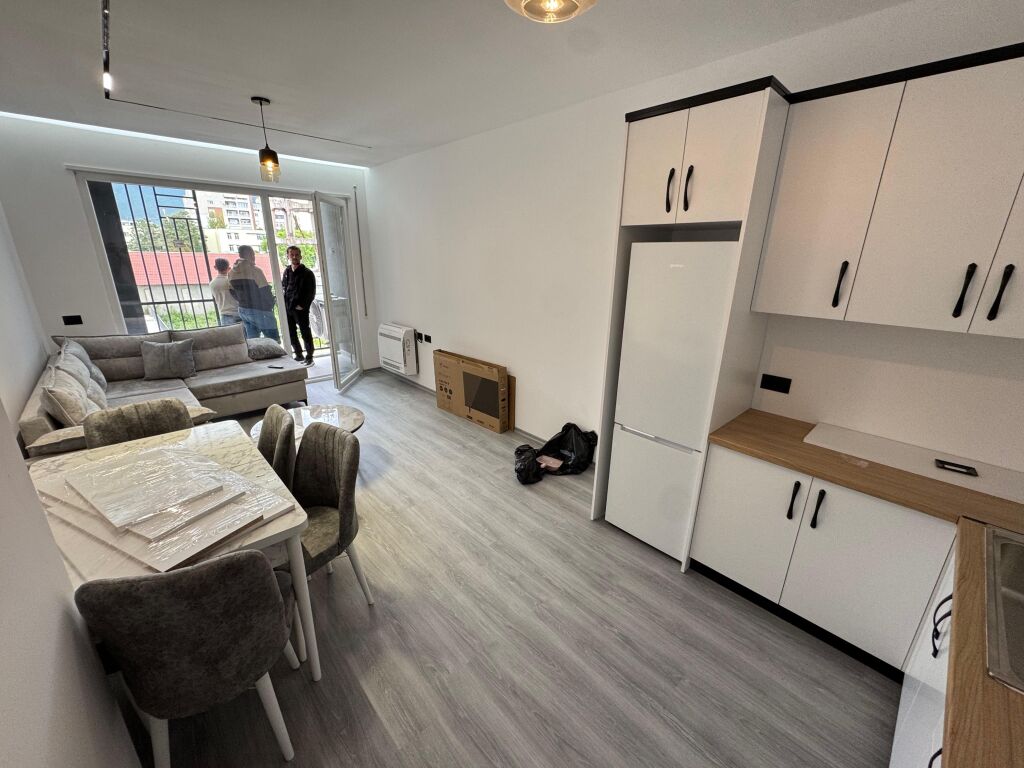 Jepet me qera apartament 1+1 te zona e 5 Maji. Apartamenti ndodhet në katin e 2-të të një pallati të ri me ashensor. Është i sapoarreduar dhe ofron kushte moderne e komode për banim.  💶 Çmimi: 450€ / muaj.