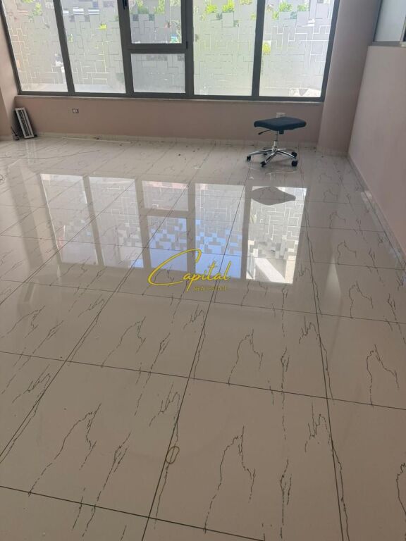 AMBIENT BIZNESI ME QIRA 80 M2 RRUGA E DIBRES 120.000 LEKE