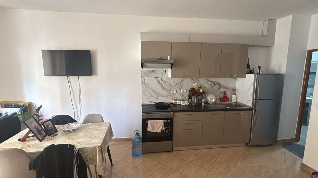 Jepet me qera Apartamenti 1+1 , Astir prane Rrethrrotullimit 400 Mije leke