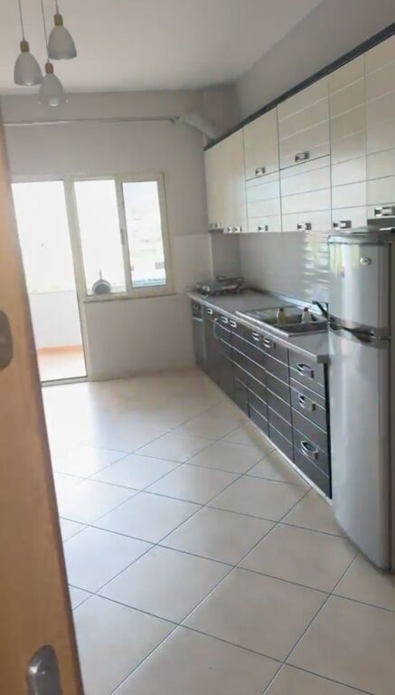 Jepet me qera Apartamenti 1+1 Bosh, Kinostudio prane Komisariatit numer 4 350 mije leke