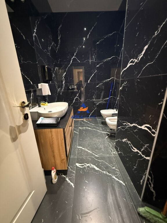 JEPET AMBIENT BIZNESI ME QERA 140M2 "KOMPLEKSI OLIMPIK" 1500 EURO