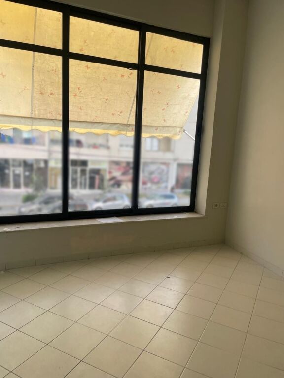Business premises for rent 300euro,32m², 2nd floor, astir