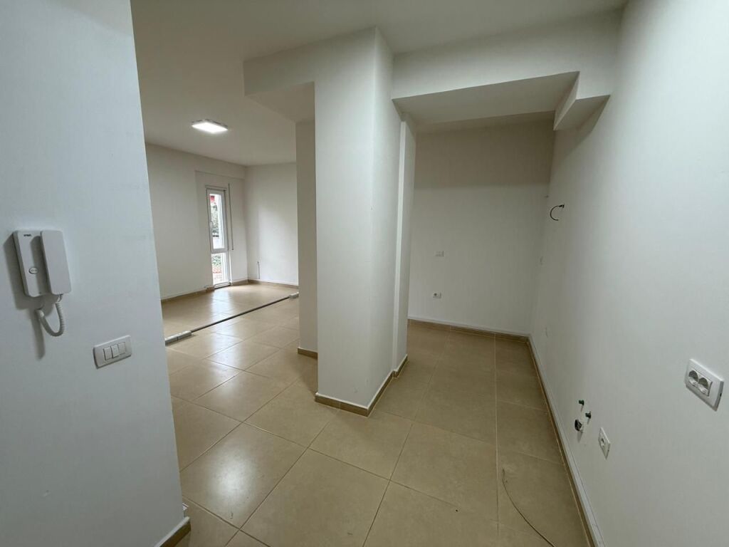 AMBIENT ZYRE PER QERA TEK RRUGA E KOSOVAREVE