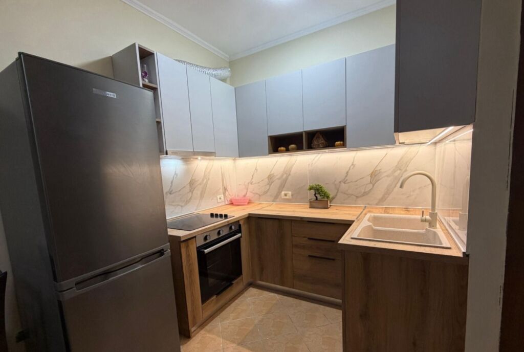 Jepet me qera Apartamenti 1+1 , rruga Ferit Xhajko prane Karburant Kastrati dhe prane Medrese 470 mije leke