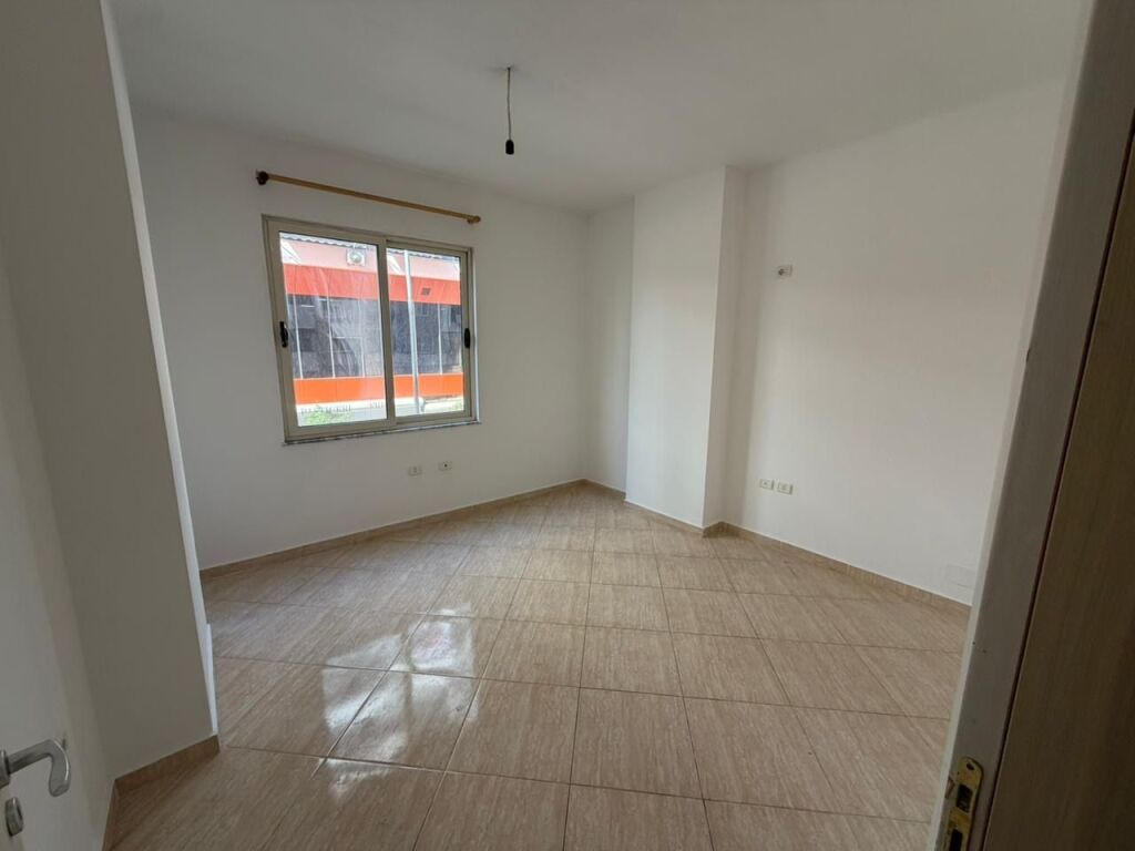 🏡 Shitet Apartament 2+1+2 📍 Yzberisht, tek KMY, Kompleksi ET88  🏢 Kati 2 • Me ashensor 📐 Sipërfaqe 96.6 m² • Orientim Lindje  ✨ Organizim shumë i rregullt ✨ Korridor shpërndarës ✨ 2 tualete, njëri me dritare ✨ Kubaturë e rregullt dhe ndriçim natyral ✨ Dokumentacion i rregullt hipotekor ✨ Mundësi blerje me kredi  💶 Çmimi: 145 Milion Lekë