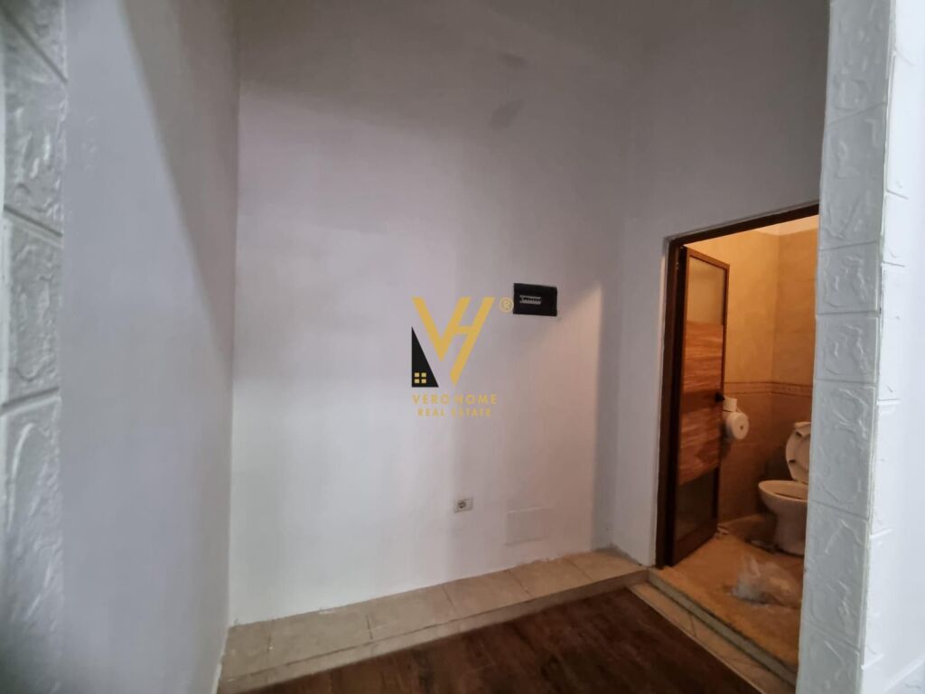 LOCALE COMMERCIALE 50 M2 IN AFFITTO A MYSLYM SHYR 60.000 LEKE