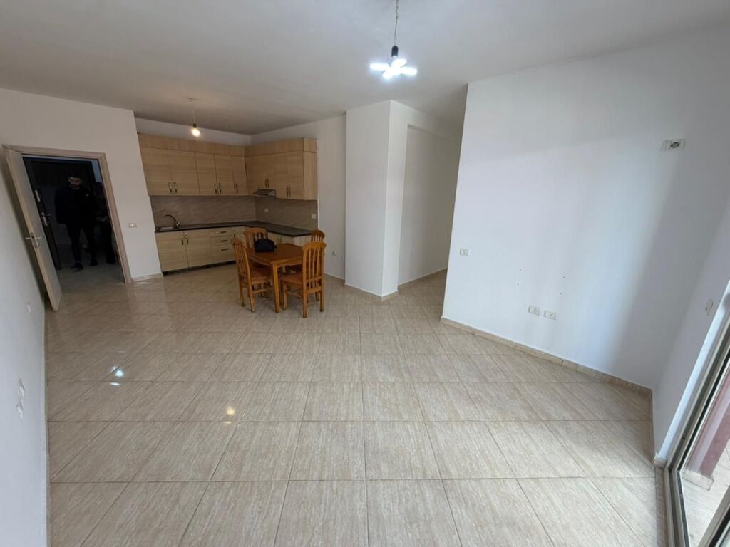 🏡 Shitet Apartament 2+1+2 📍 Yzberisht, tek KMY, Kompleksi ET88  🏢 Kati 2 • Me ashensor 📐 Sipërfaqe 96.6 m² • Orientim Lindje  ✨ Organizim shumë i rregullt ✨ Korridor shpërndarës ✨ 2 tualete, njëri me dritare ✨ Kubaturë e rregullt dhe ndriçim natyral ✨ Dokumentacion i rregullt hipotekor ✨ Mundësi blerje me kredi  💶 Çmimi: 145 Milion Lekë
