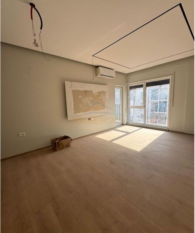 Shitet, Apartament 1+1, 5 Maji, Tirane.