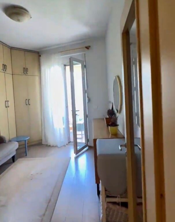 Shitet apartament 3+1+2 tek Hipoteka!