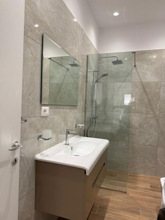 Appartamento moderno 2+1+ Posto auto presso Tower Bridge 1!
