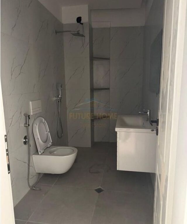 Shitet, Apartament 1+1, 5 Maji, Tirane.