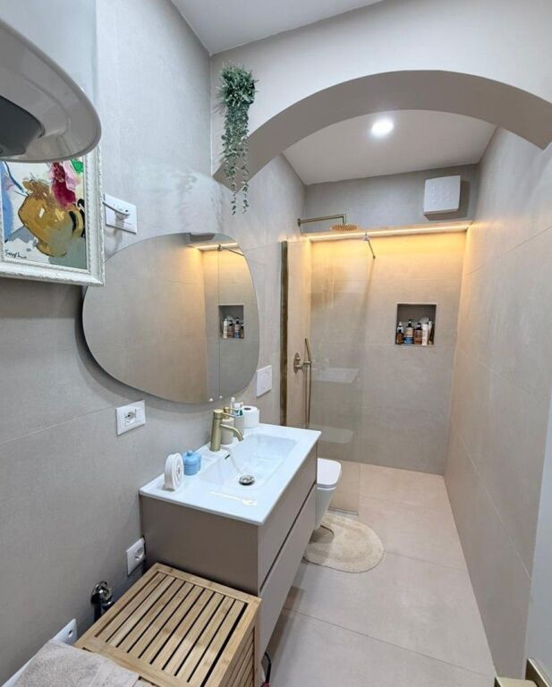 APARTAMENT 2+1 per SHITJE tek  Pallatet agimi