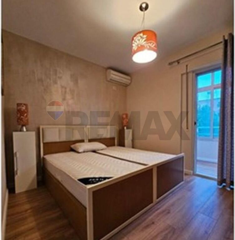 Shitet apartament 1+1 tek Mine Peza