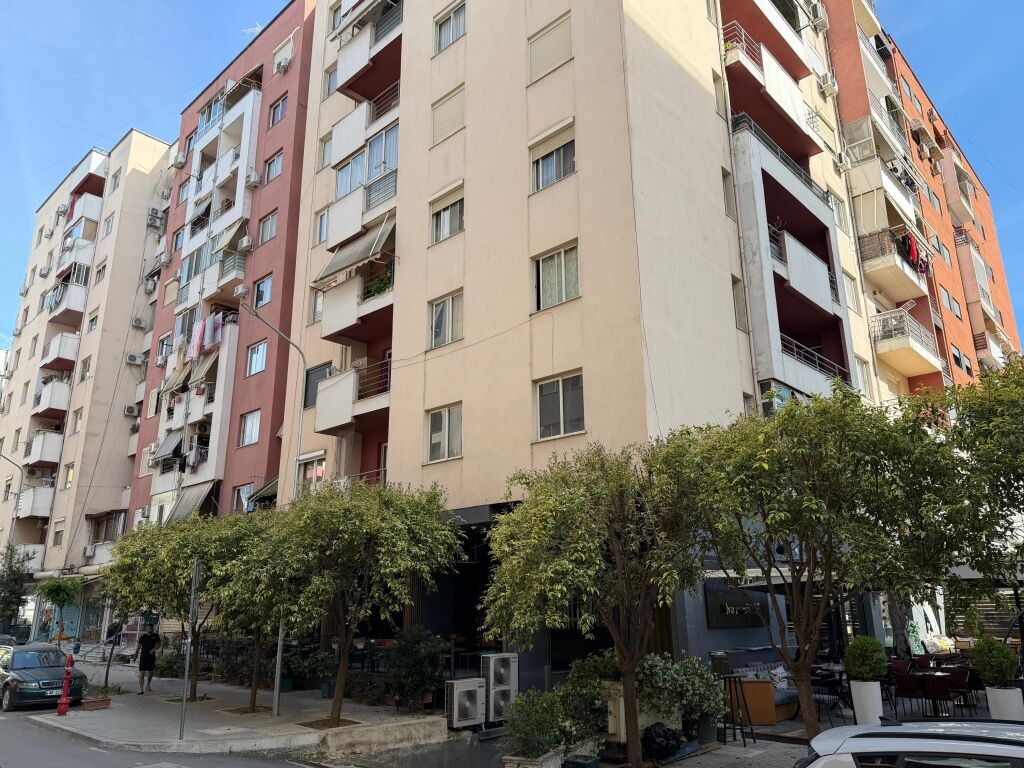 🏡 Shitet Apartament 2+1+2 📍 Yzberisht, tek KMY, Kompleksi ET88  🏢 Kati 2 • Me ashensor 📐 Sipërfaqe 96.6 m² • Orientim Lindje  ✨ Organizim shumë i rregullt ✨ Korridor shpërndarës ✨ 2 tualete, njëri me dritare ✨ Kubaturë e rregullt dhe ndriçim natyral ✨ Dokumentacion i rregullt hipotekor ✨ Mundësi blerje me kredi  💶 Çmimi: 145 Milion Lekë