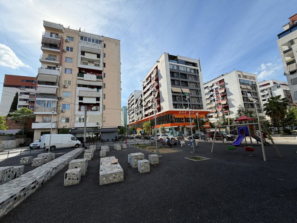 🏡 Shitet Apartament 2+1+2 📍 Yzberisht, tek KMY, Kompleksi ET88  🏢 Kati 2 • Me ashensor 📐 Sipërfaqe 96.6 m² • Orientim Lindje  ✨ Organizim shumë i rregullt ✨ Korridor shpërndarës ✨ 2 tualete, njëri me dritare ✨ Kubaturë e rregullt dhe ndriçim natyral ✨ Dokumentacion i rregullt hipotekor ✨ Mundësi blerje me kredi  💶 Çmimi: 145 Milion Lekë