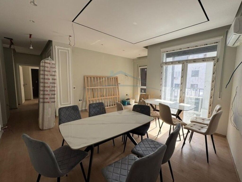 Shitet, Apartament 2+1, 5 Maji, Tirane.