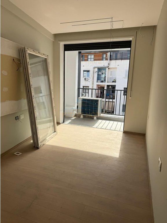 Shitet, Apartament 1+1, 5 Maji, Tirane.