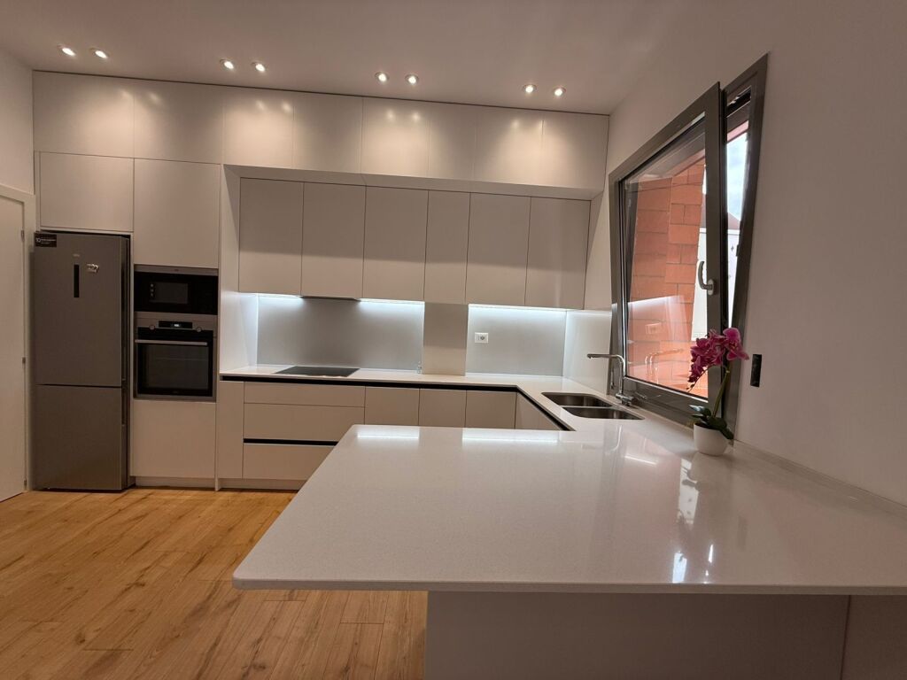 Appartamento moderno 2+1+ Posto auto presso Tower Bridge 1!