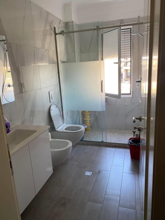 Shitet apartament 2+1+ parkim