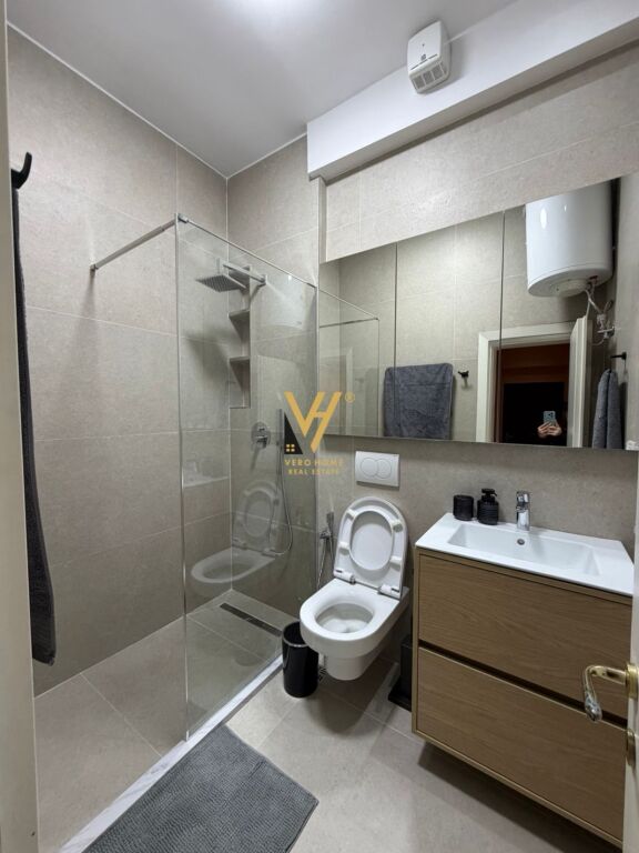 JEPET APARTAMENT 2+1 ME QERA TE BLLOKU 1.300 EURO