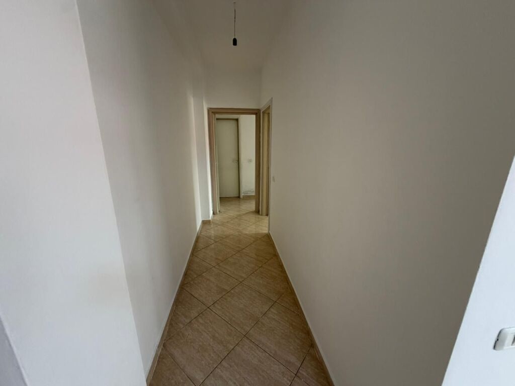 🏡 Shitet Apartament 2+1+2 📍 Yzberisht, tek KMY, Kompleksi ET88  🏢 Kati 2 • Me ashensor 📐 Sipërfaqe 96.6 m² • Orientim Lindje  ✨ Organizim shumë i rregullt ✨ Korridor shpërndarës ✨ 2 tualete, njëri me dritare ✨ Kubaturë e rregullt dhe ndriçim natyral ✨ Dokumentacion i rregullt hipotekor ✨ Mundësi blerje me kredi  💶 Çmimi: 145 Milion Lekë