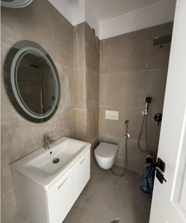 Shitet, Apartament 2+1, 5 Maji, Tirane.