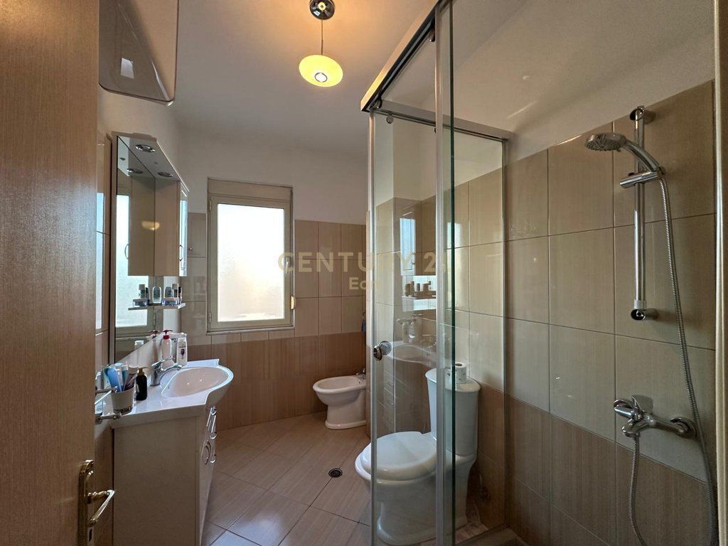 Apartament 2+1+2 për Qira në Qender te Durresit, tek Kazazi!
