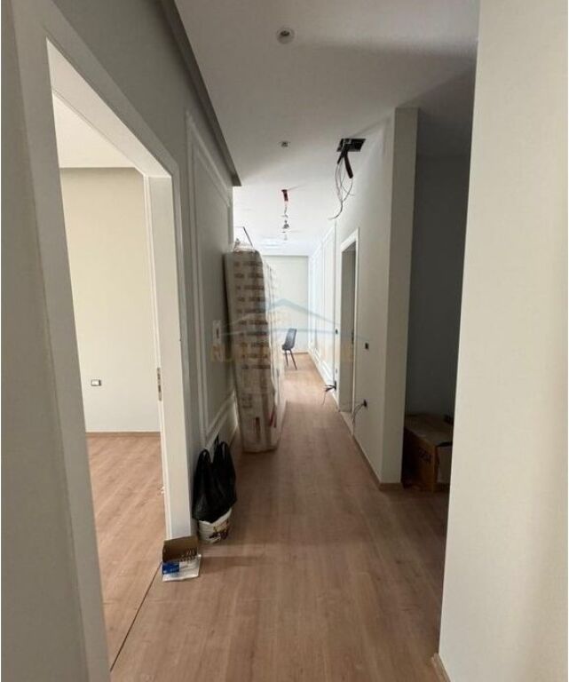 Shitet, Apartament 2+1, 5 Maji, Tirane.