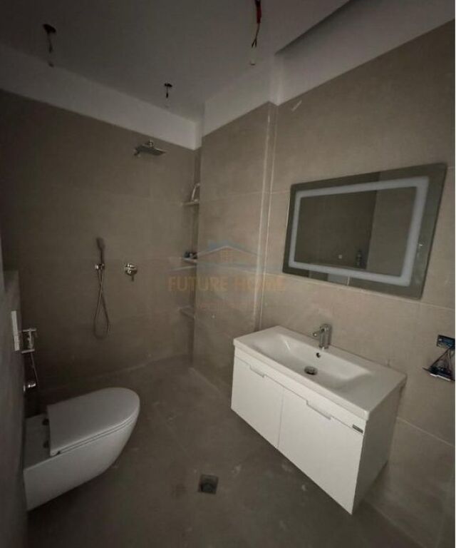 Shitet, Apartament 2+1, 5 Maji, Tirane.