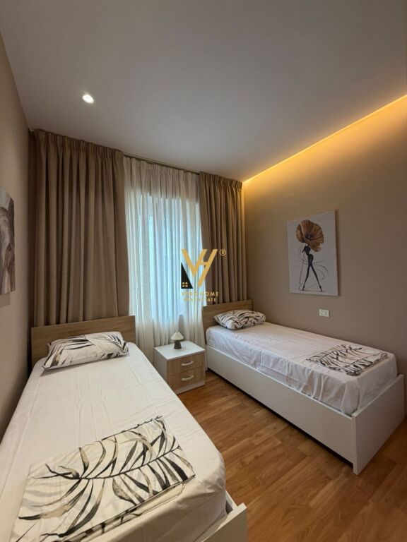 JEPET APARTAMENT 2+1 ME QERA TE BLLOKU 1.300 EURO