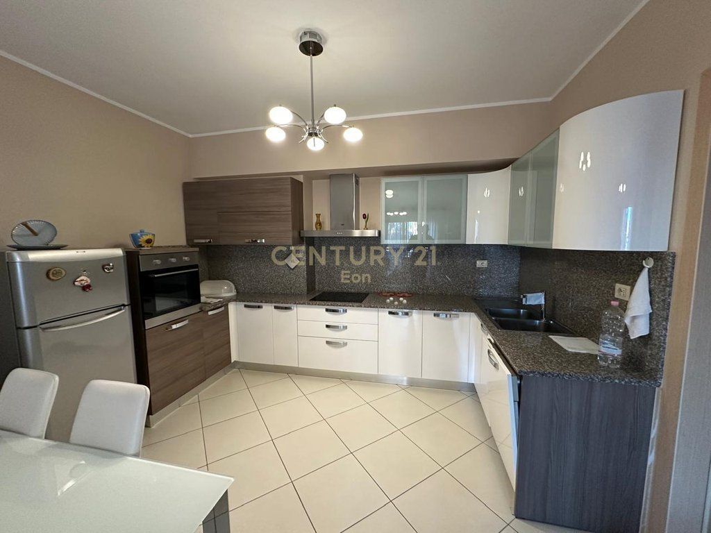 Apartament 2+1+2 për Qira në Qender te Durresit, tek Kazazi!