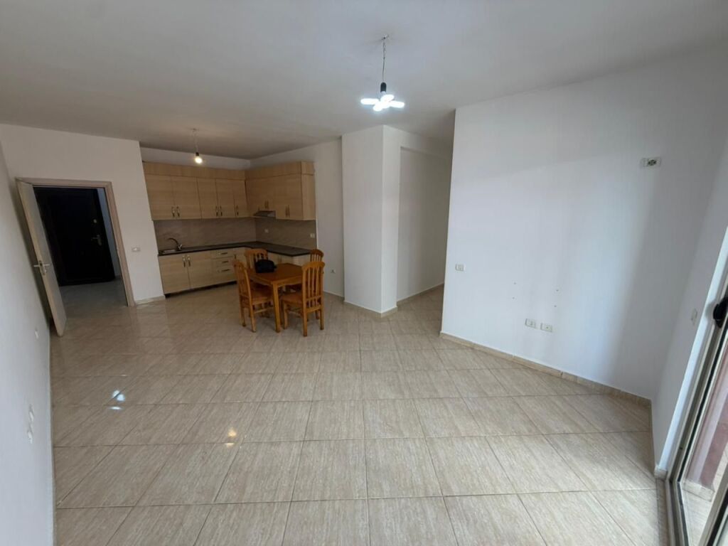 🏡 Shitet Apartament 2+1+2 📍 Yzberisht, tek KMY, Kompleksi ET88  🏢 Kati 2 • Me ashensor 📐 Sipërfaqe 96.6 m² • Orientim Lindje  ✨ Organizim shumë i rregullt ✨ Korridor shpërndarës ✨ 2 tualete, njëri me dritare ✨ Kubaturë e rregullt dhe ndriçim natyral ✨ Dokumentacion i rregullt hipotekor ✨ Mundësi blerje me kredi  💶 Çmimi: 145 Milion Lekë