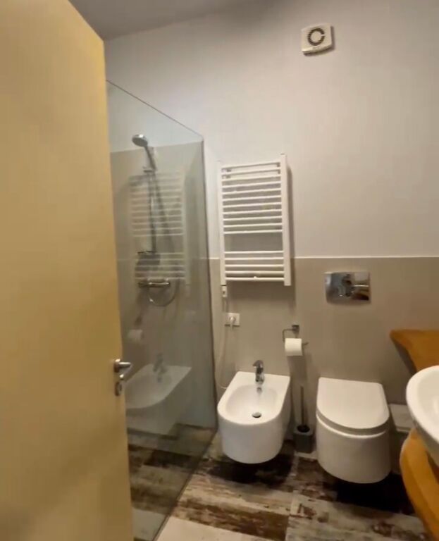Shitet apartament 3+1+2 tek Hipoteka!