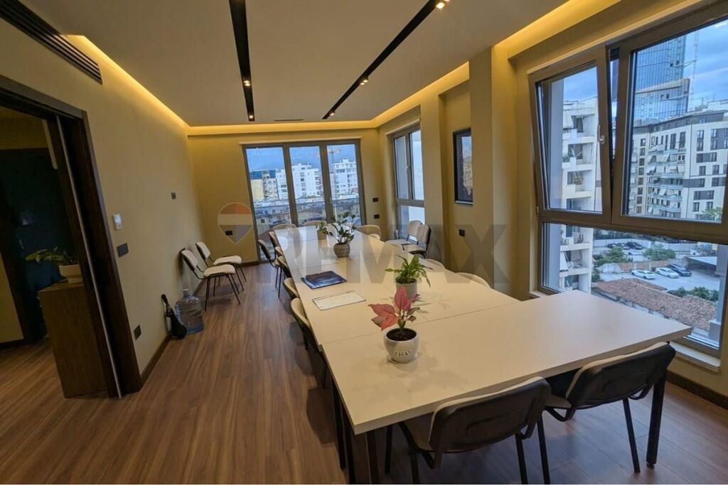Ambiente 2+1+2 per Ufficio Centro