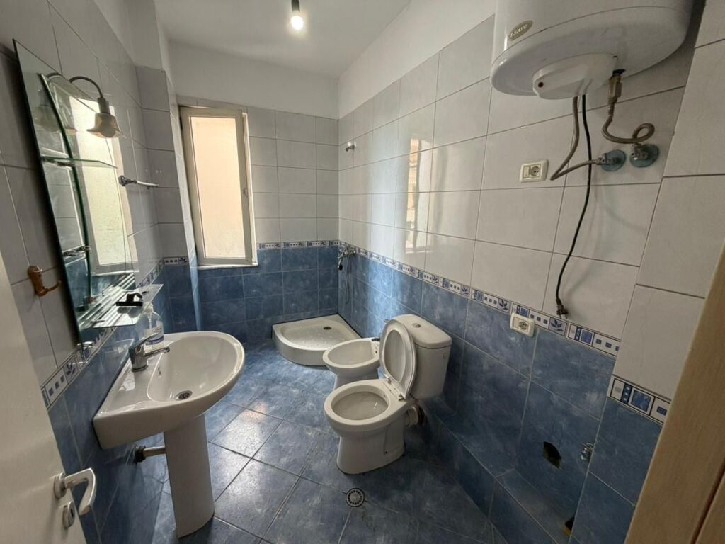 🏡 Shitet Apartament 2+1+2 📍 Yzberisht, tek KMY, Kompleksi ET88  🏢 Kati 2 • Me ashensor 📐 Sipërfaqe 96.6 m² • Orientim Lindje  ✨ Organizim shumë i rregullt ✨ Korridor shpërndarës ✨ 2 tualete, njëri me dritare ✨ Kubaturë e rregullt dhe ndriçim natyral ✨ Dokumentacion i rregullt hipotekor ✨ Mundësi blerje me kredi  💶 Çmimi: 145 Milion Lekë