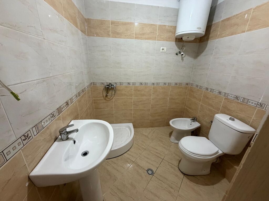 🏡 Shitet Apartament 2+1+2 📍 Yzberisht, tek KMY, Kompleksi ET88  🏢 Kati 2 • Me ashensor 📐 Sipërfaqe 96.6 m² • Orientim Lindje  ✨ Organizim shumë i rregullt ✨ Korridor shpërndarës ✨ 2 tualete, njëri me dritare ✨ Kubaturë e rregullt dhe ndriçim natyral ✨ Dokumentacion i rregullt hipotekor ✨ Mundësi blerje me kredi  💶 Çmimi: 145 Milion Lekë