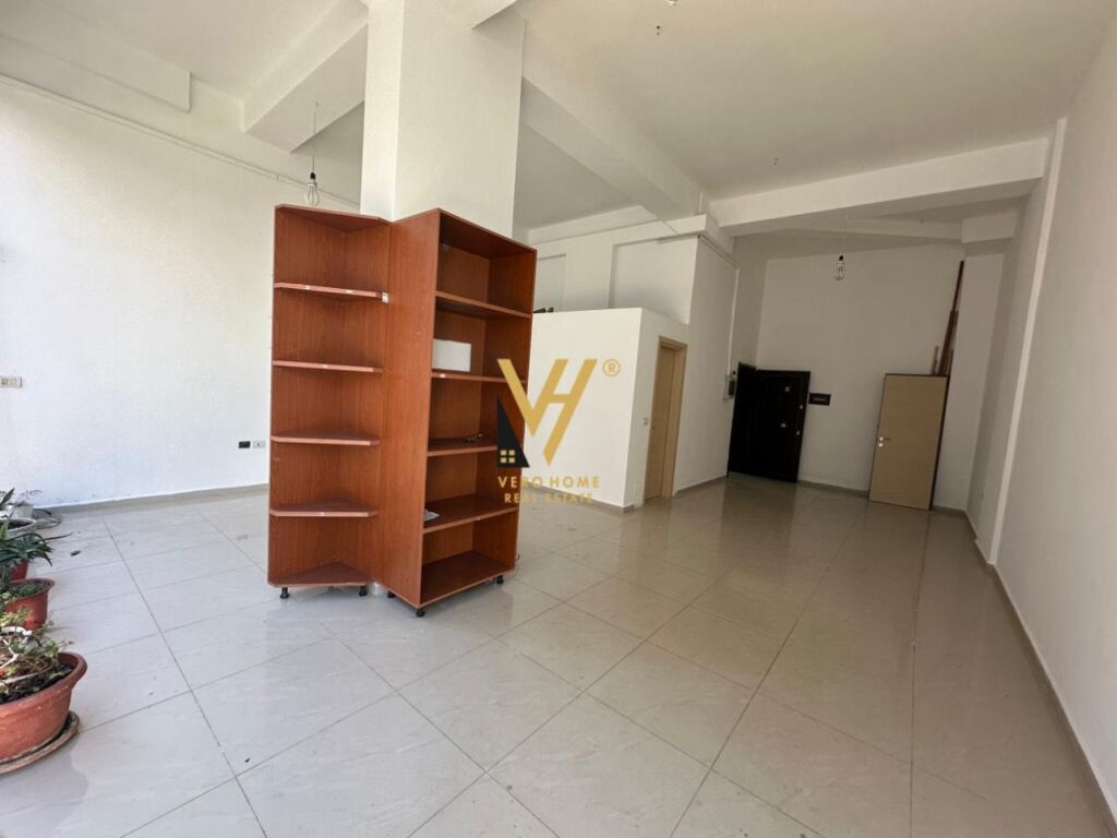LOCALE COMMERCIALE 54 M2 IN AFFITTO A ASTIR 50.000 LEKE