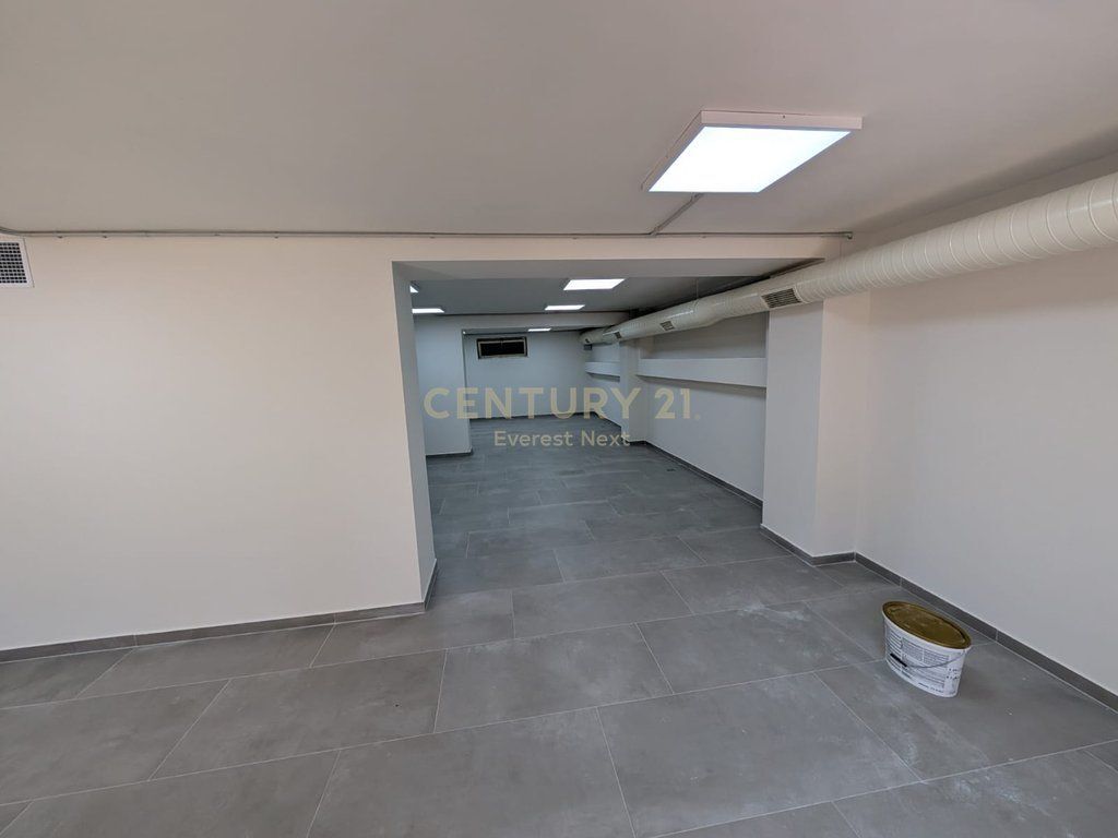 SHITET AMBIENT BIZNESI PRANË SHKOLLËS “VASIL SHANTO” 450,000 €