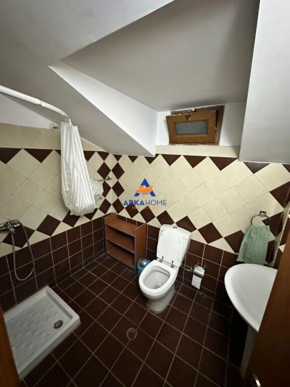 JEPET APARTAMENT ME QERA 2+1 + VERANDË "RRUGA ELBASANIT" 450 EURO
