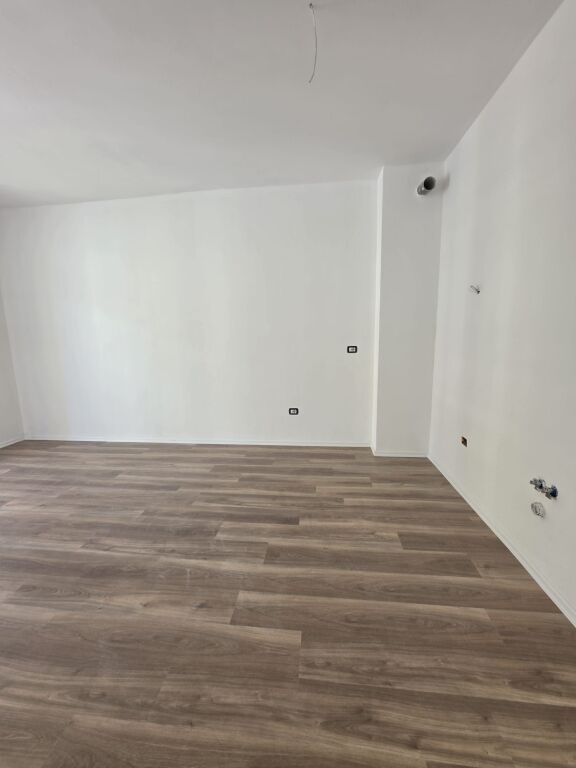 shitet apartament 1+1,1800 euro/m2,sauk i vjeter,kati 2