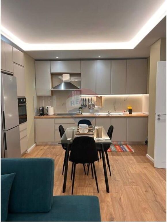 Ofrohet apartament per qira tek Liceu Artistik,tek Rrugica e Sales, Rruga e Elbasanit.