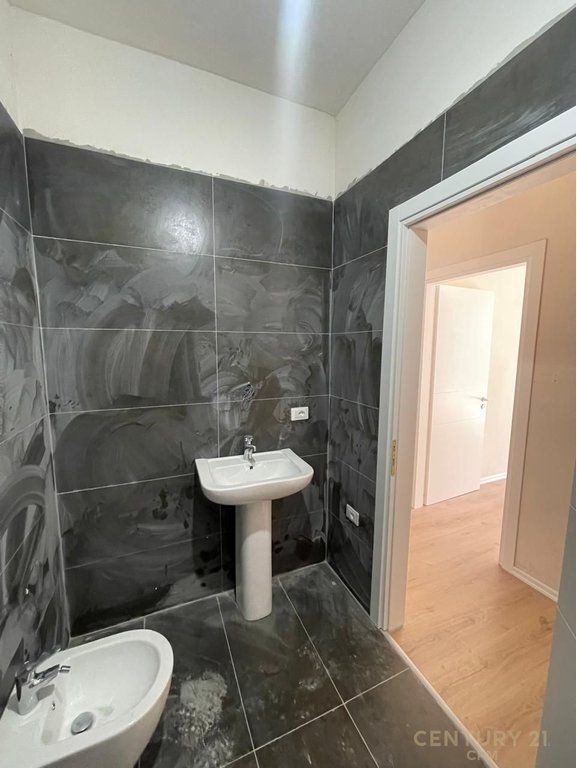 SHITET APARTAMENT 3+1+2 TEK KOMUNA E PARISIT, BEGA07