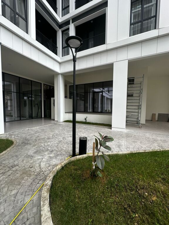 NEGOZIO IN AFFITTO 100M2 COMUNE DI PARIGI