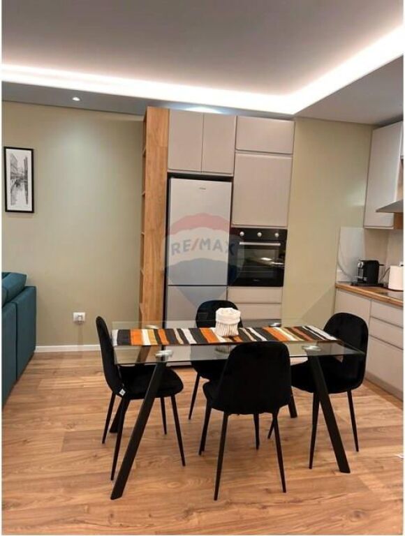 Ofrohet apartament per qira tek Liceu Artistik,tek Rrugica e Sales, Rruga e Elbasanit.