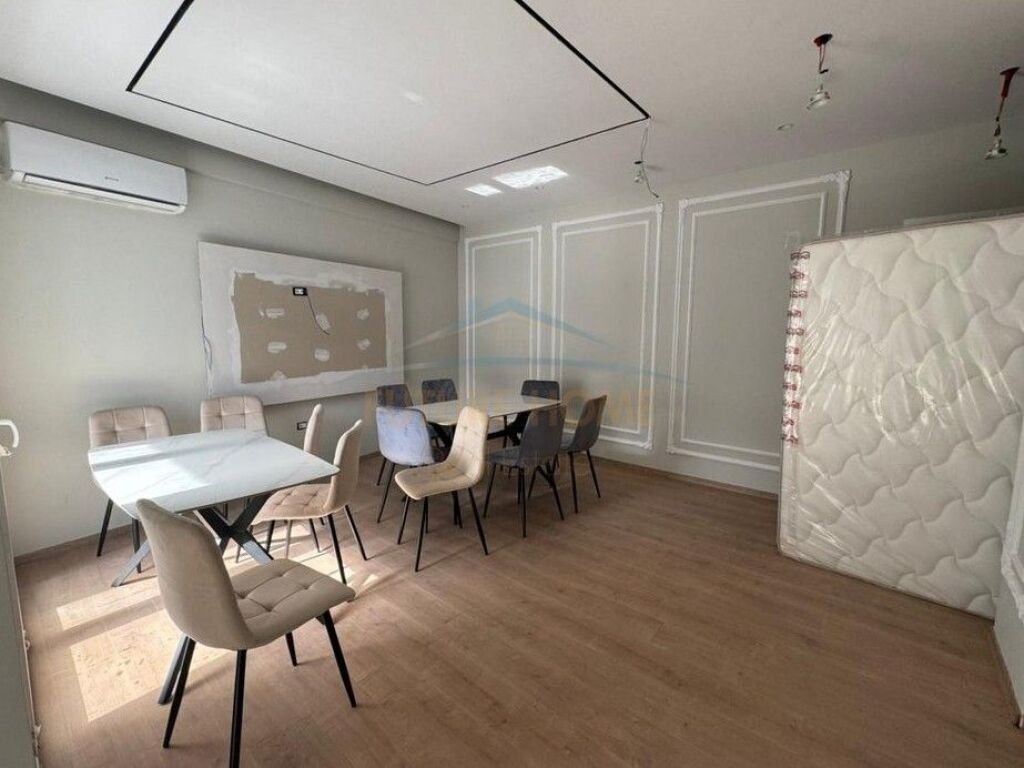Shitet, Apartament 2+1, 5 Maji, Tirane.