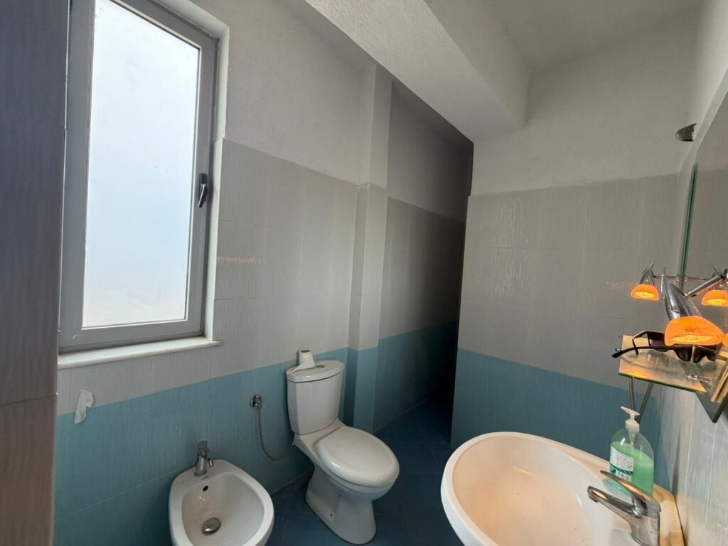 Shitet Apartament 2+1+2 ballkone me  pamje deti