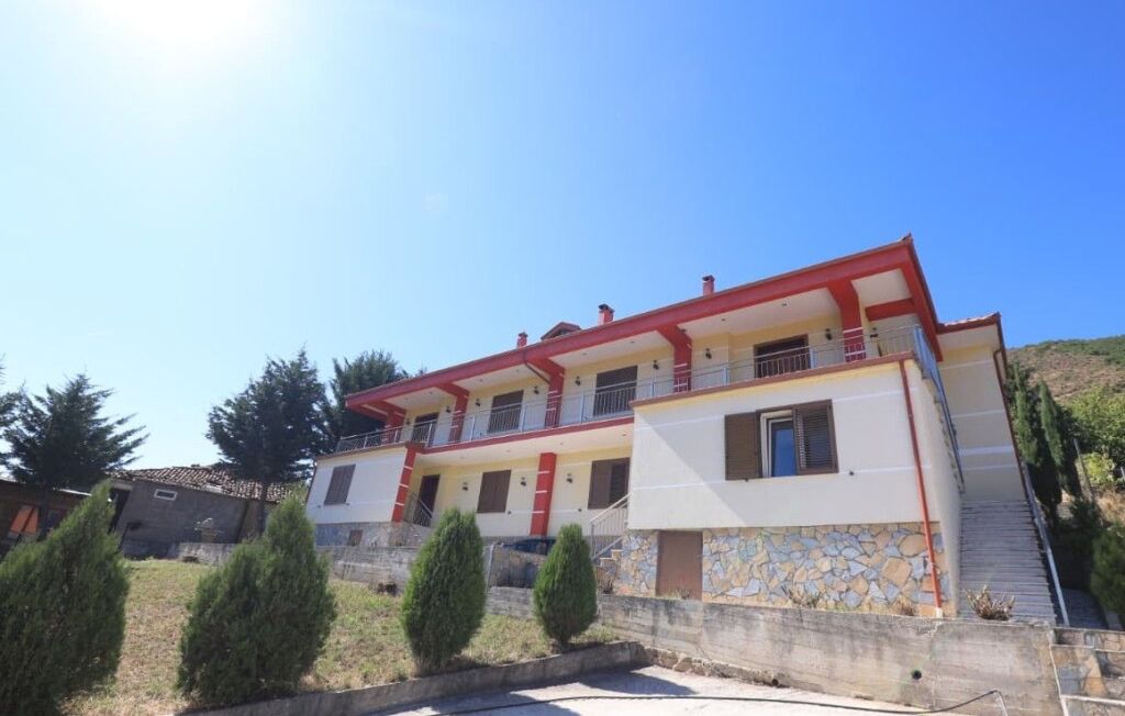 🏕️Shitet vilë 2-kateshe 3 km në hyrje të Pogradecit. 🔥Vile e shkëlqyer edhe për biznese të ndryshme (Bujtine, AirBnb, hoteleri etj).
