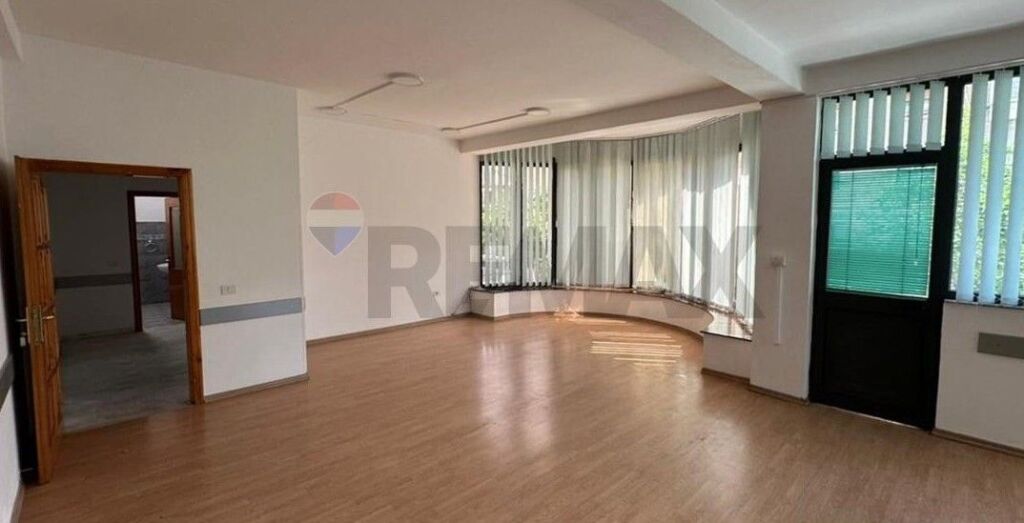 Locale Commerciale in Affitto a Xhamllik  ID: 530281030-1001
