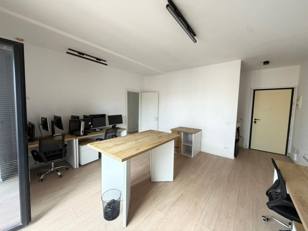Ufficio in affitto 2+1 presso il Complesso Garden Building (ID BZ2955) Tirana