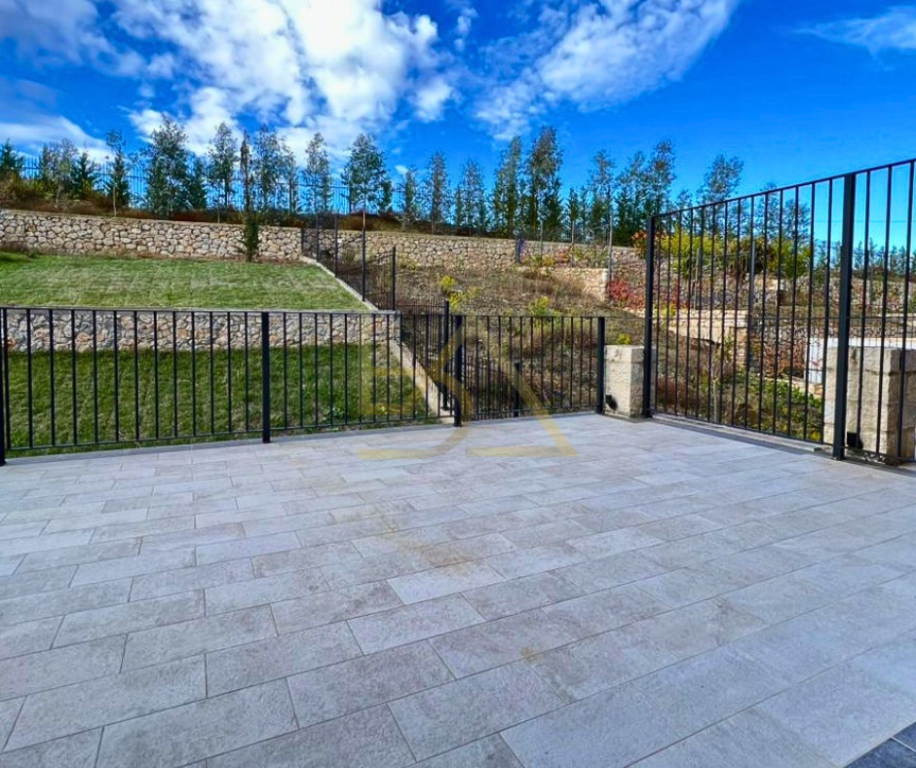Vilë 3-Katëshe për Shitje – Lundër, Tiranë